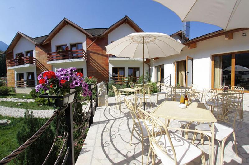 Villa Ermitage Buşteni Exteriör bild