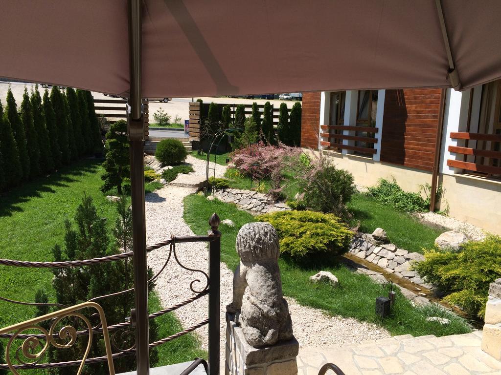 Villa Ermitage Buşteni Exteriör bild