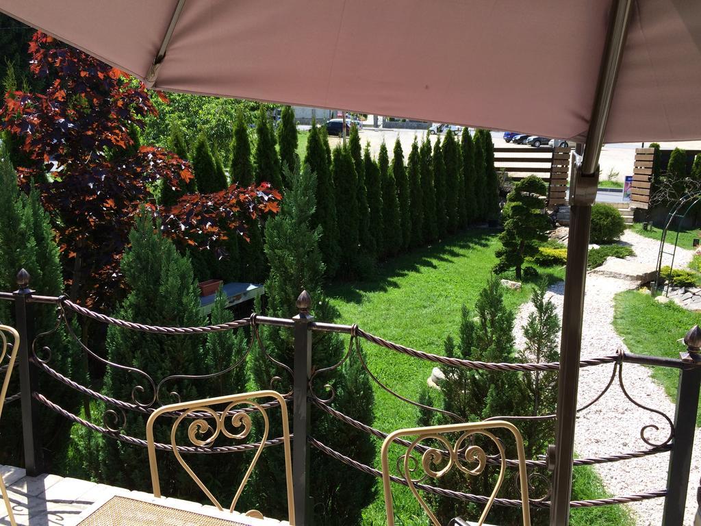 Villa Ermitage Buşteni Exteriör bild