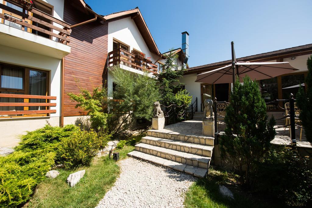 Villa Ermitage Buşteni Exteriör bild