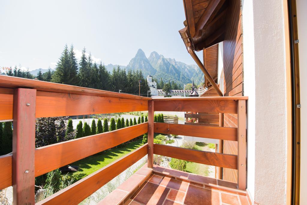 Villa Ermitage Buşteni Exteriör bild