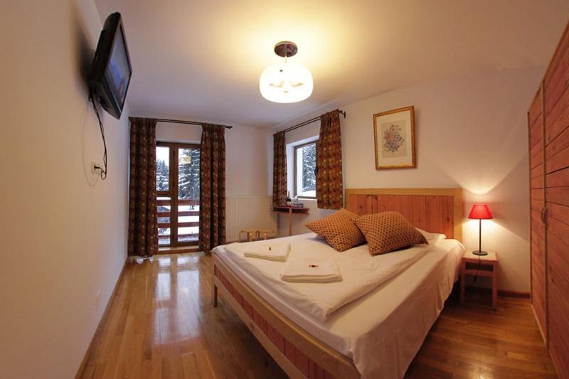 Villa Ermitage Buşteni Exteriör bild